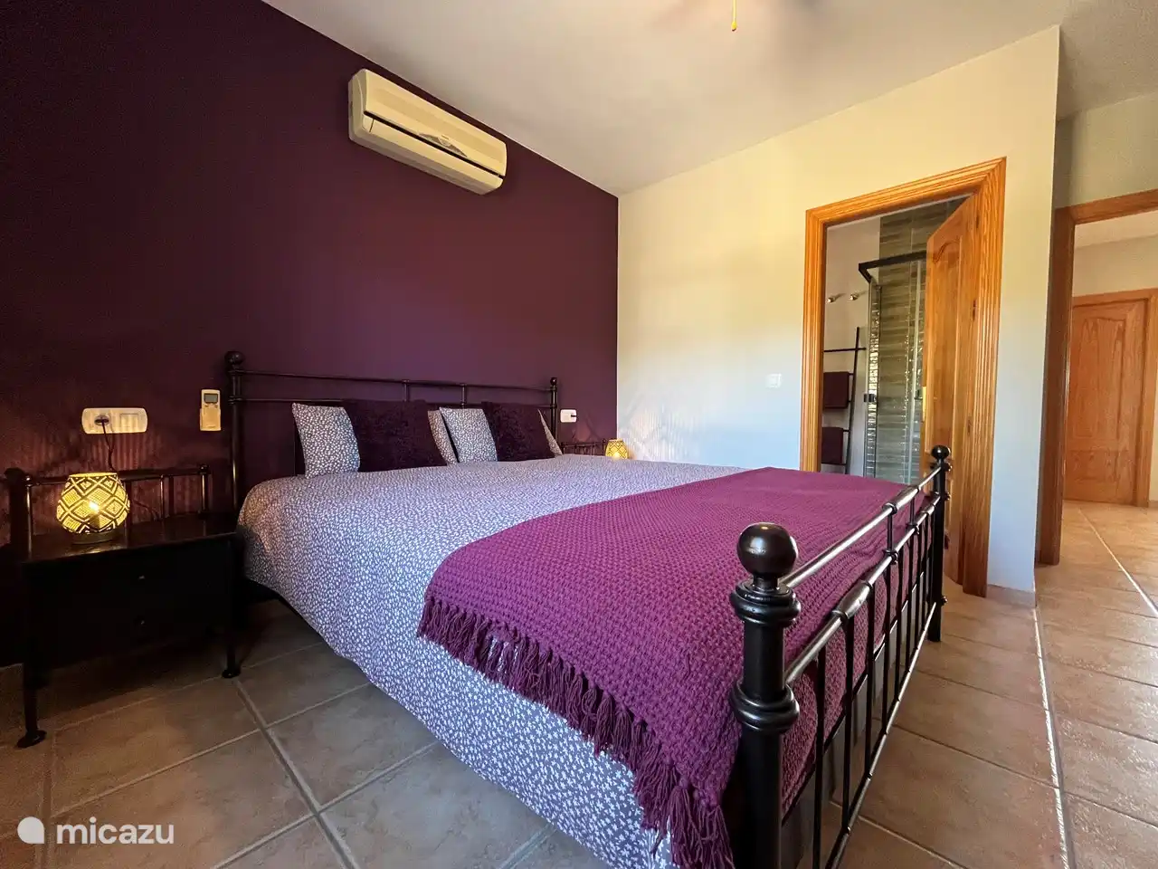 De sfeervol ingerichte hoofdslaapkamer met een ruim twee persoons bed en airconditioning biedt een warme en uitnodigende sfeer. Het beschikt over een eigen en-suite badkamer met een comfortabele douche, een toilet en een stijlvolle wastafel. De ruimte is zorgvuldig gedecoreerd, met zorgvuldig gekoze