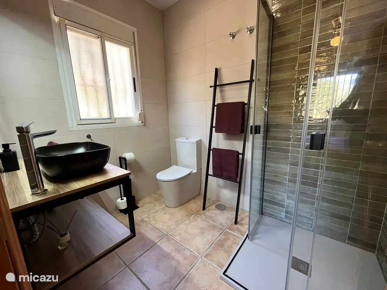 De badkamer en-suite is er één van comfort en functionaliteit. De ruimte is voorzien van een prachtige inloopdouche, een moderne wc en een stijlvol wasmeubel. Met strakke lijnen en hoogwaardige materialen is het de perfecte plek om te ontspan
nen en te verzorgen.