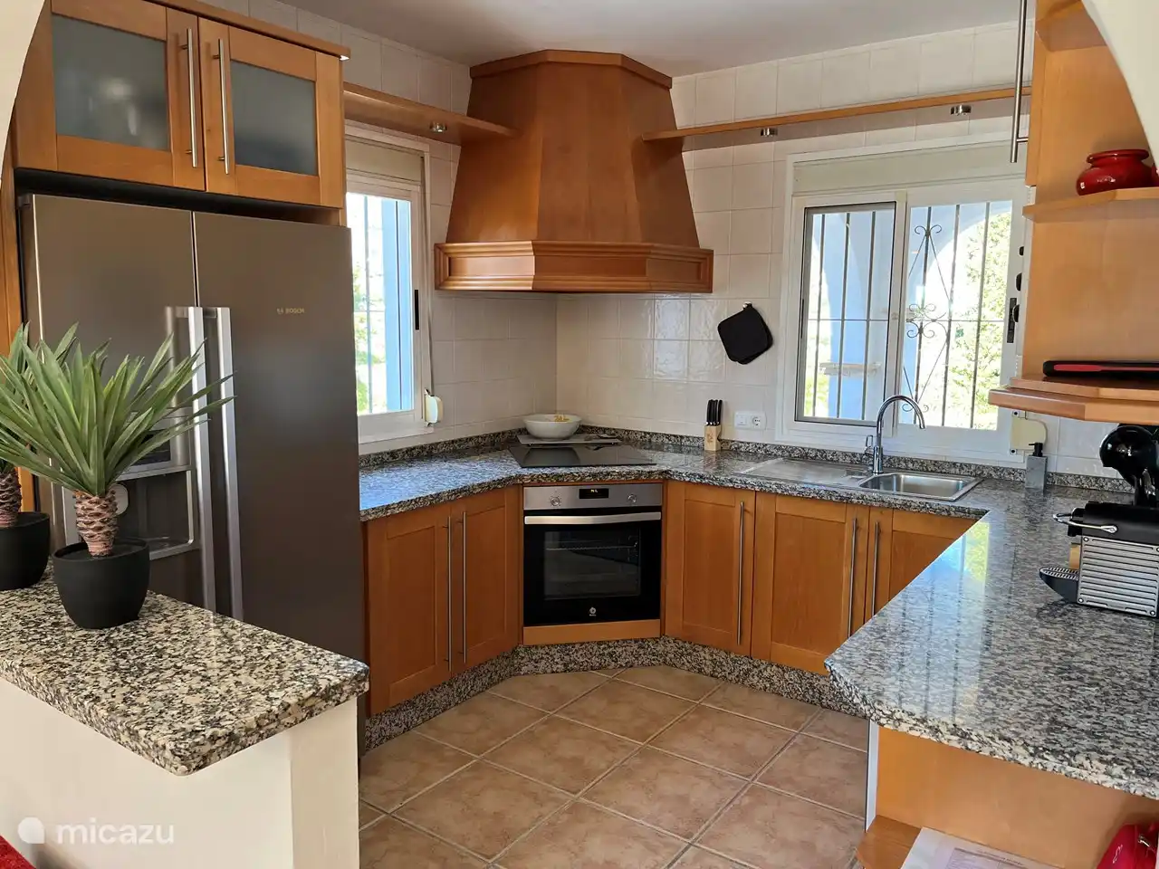 De keuken is compleet met een inductiekookplaat, oven, vaatwasser, koel/vries combinatie, koffiezetmachine ( Dolce Gusto en een Nespresso), broodrooster, waterkoker. Magnetron en overige keuken toebehoren.