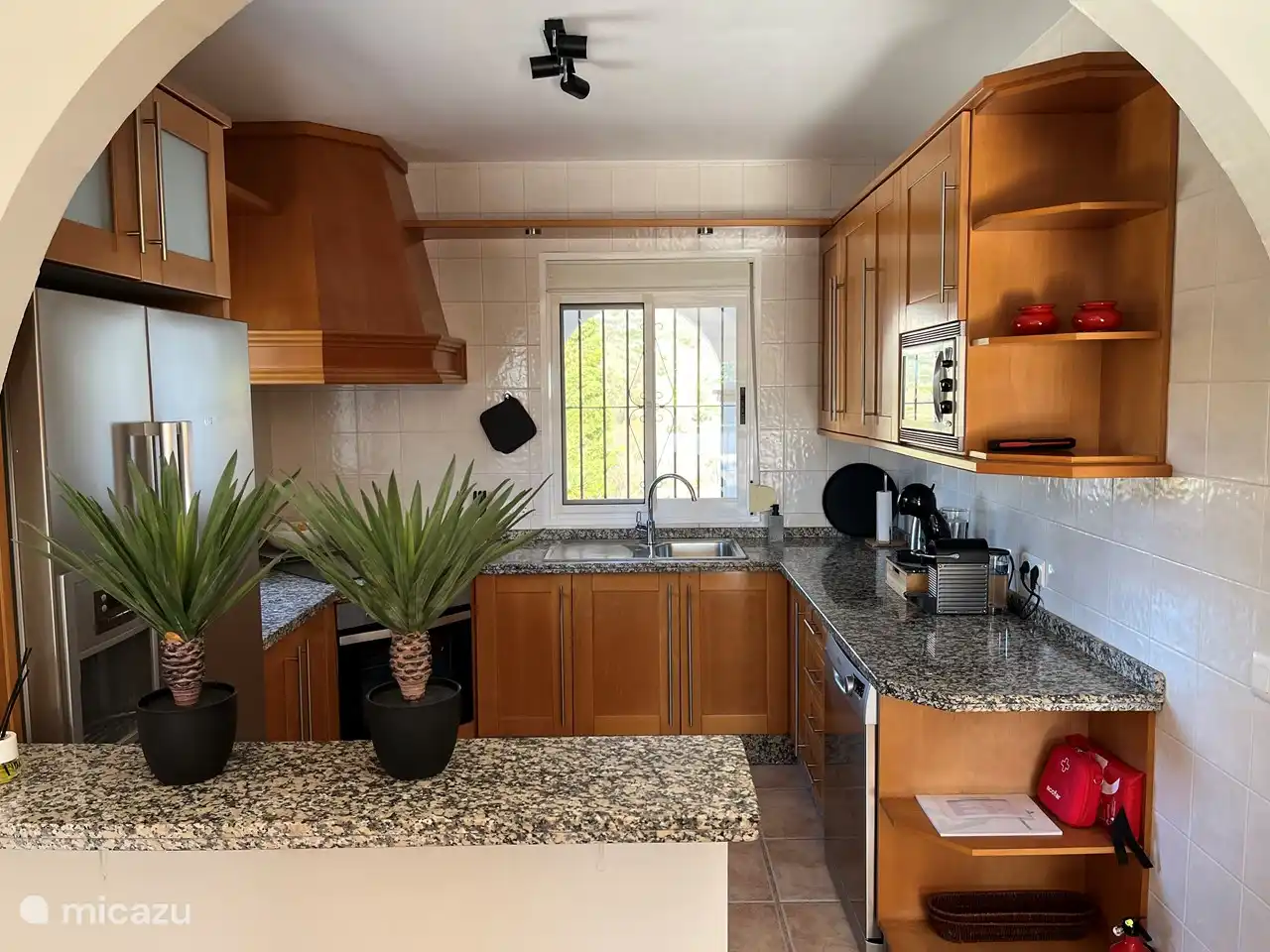 De keuken is compleet met een inductiekookplaat, oven, vaatwasser, koel/vries combinatie, koffiezetmachine ( Dolce Gusto en een Nespresso), broodrooster, waterkoker. Magnetron en overige keuken toebehoren.