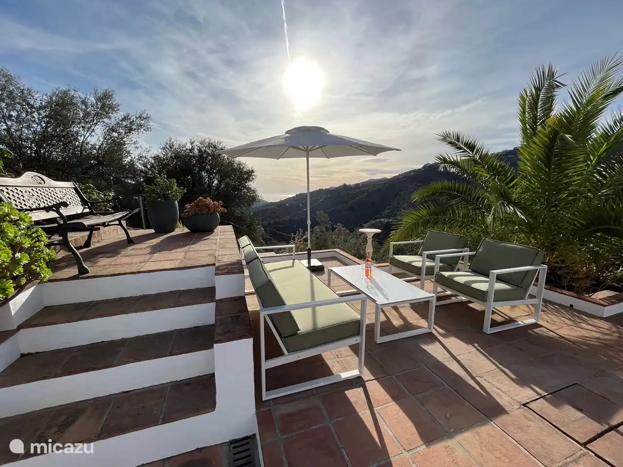 Casa Saga biedt gezellige zithoekjes die perfect zijn om te ontspannen en te genieten. Met comfortabele stoelen en warme verlichting nodigen deze knusse hoekjes uit tot gesprekken, lezen of gewoon tot rust komen.
