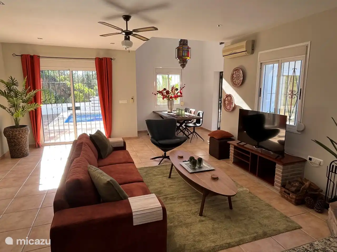 Bij binnenkomst in de woonkamer wordt je verwelkomd door een gezellige openhaard, perfect voor knusse avonden.