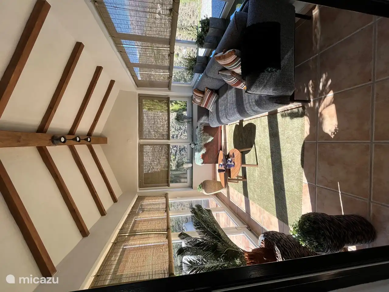 De grote ramen brengen de buitenwereld naar binnen en bieden een panoramisch uitzicht. Aan de ene kant zicht op de indrukwekkende bergen van Andalusië en aan de andere kant zicht op de  middellandse zee. 
