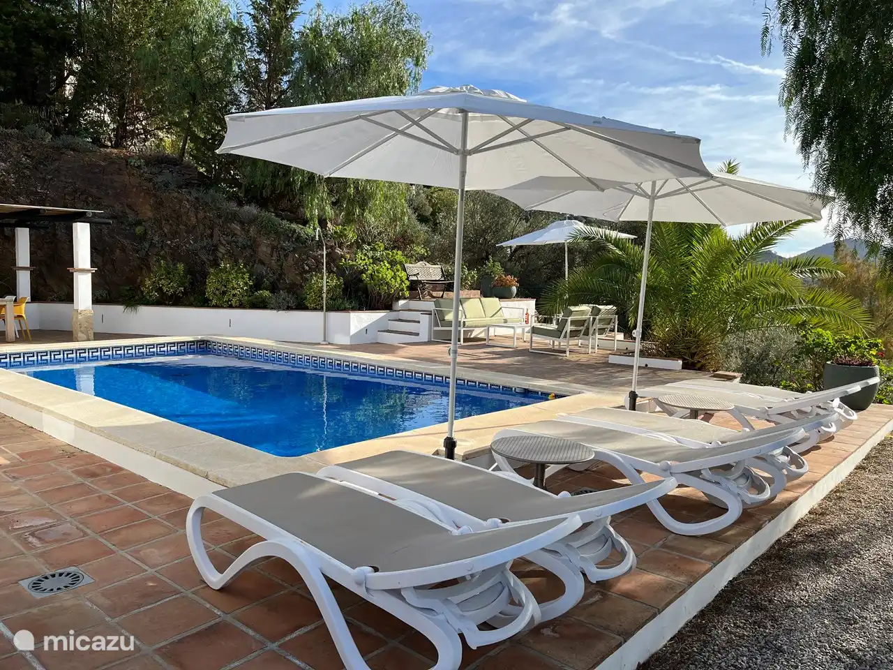 Je kan genieten van verkoelend kristalhelder water, zonnebaden op comfortabele ligstoelen en genieten van de rustige sfeer van deze idyllische plek.
