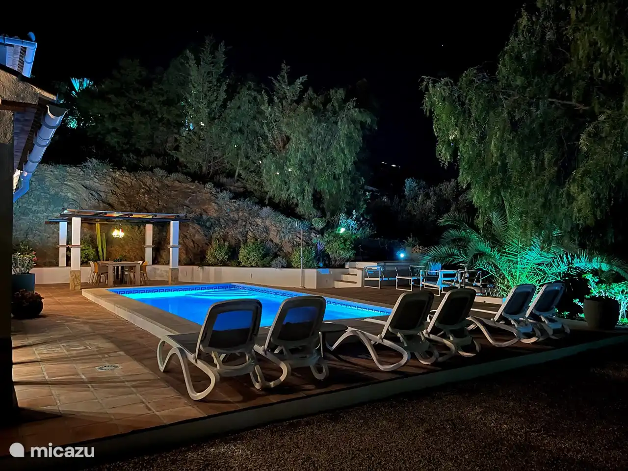 Het zwembad van Casa Saga is een heerlijke plek om te ontspannen en te verfrissen. Omringd door de weelderige groene tuin en stralende zonneschijn biedt het zwembad een perfecte ontsnapping aan de hitte. 