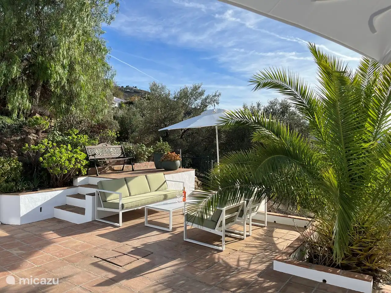 Casa Saga biedt gezellige zithoekjes die perfect zijn om te ontspannen en te genieten. Met comfortabele stoelen en warme verlichting nodigen deze knusse hoekjes uit tot gesprekken, lezen of gewoon tot rust komen.
