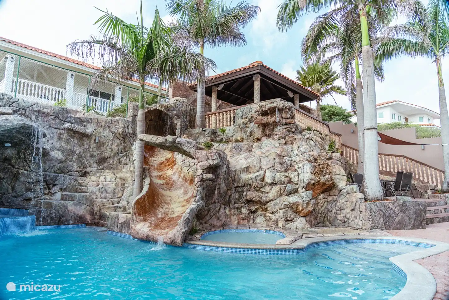 Piscine avec toboggan