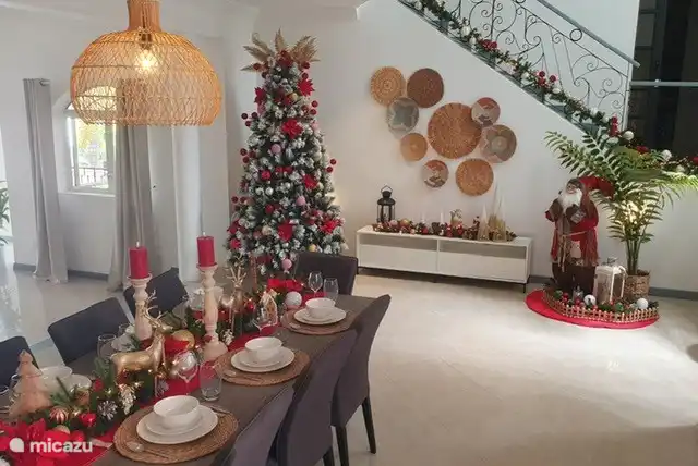 Ici, à la Villa Lucia, nous mettons à votre disposition une table où vous pouvez vous sentir libre de servir un repas étoilé au Michelin - ou simplement une pizza à emporter, nous ne jugeons pas. 