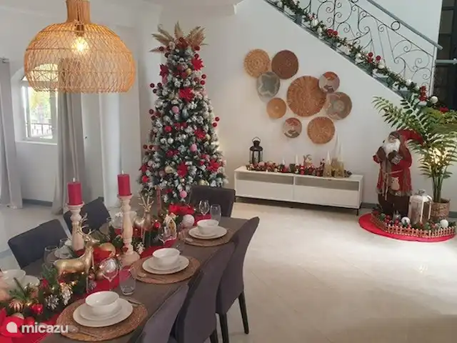 Villa Lucie | Curaçao, Banda Ariba (est), Vista Royal - villa Ici, à la Villa Lucia, nous mettons à votre disposition une table où vous pouvez vous sentir libre de servir un repas étoilé au Michelin - ou simplement une pizza à emporter, nous ne jugeons pas.