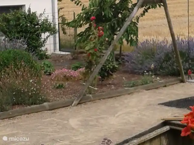 Studio Le Clos Robert incl. ontbijt huren in Frankrijk, Vendée, Longeville-sur-Mer - vakantiehuis Dit is ons geheel vrije achteruitzicht met jeu-de-boules baan en schommel.