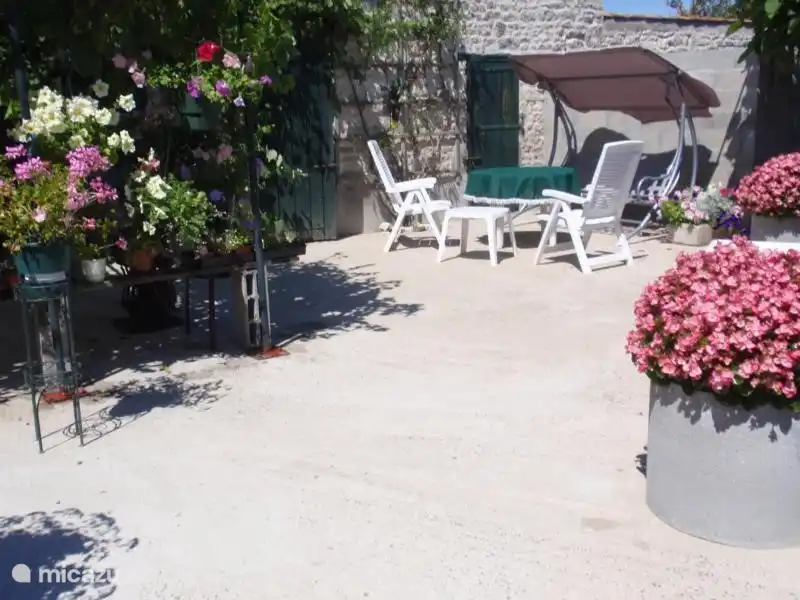 Es gibt Liegestühle, zwei Liegestühle Sonnenschirme und ein Esszimmer.