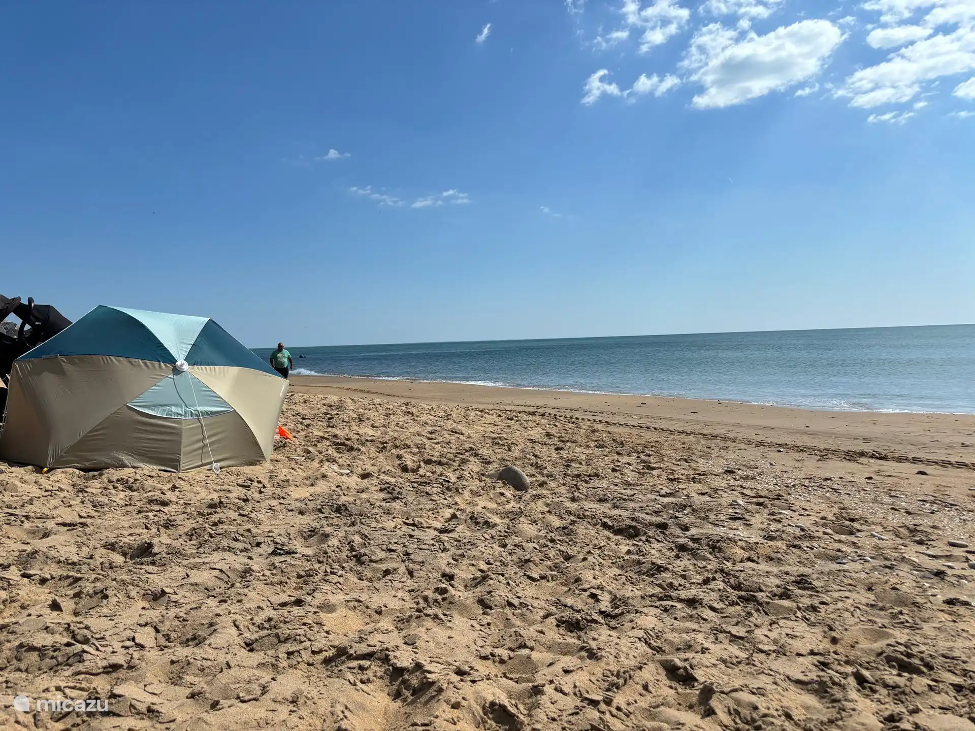 Am Strand können Sie Il de Ré in der Ferne sehen.
