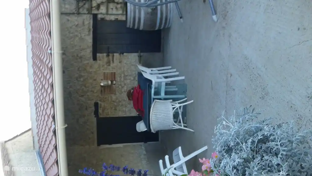 Selbst wenn es regnet, kann man draußen sitzen.