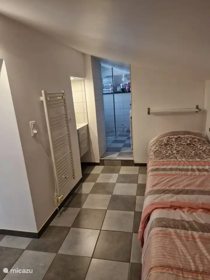 Waschbecken mit Blick auf das Badezimmer