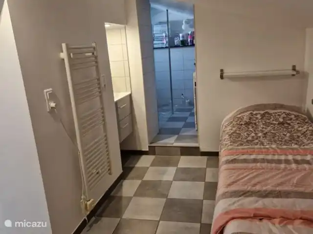 Studio Le Clos Robert incl. ontbijt huren in Frankrijk, Vendée, Longeville-sur-Mer - vakantiehuis wastafel met doorkijkje naar badkamer