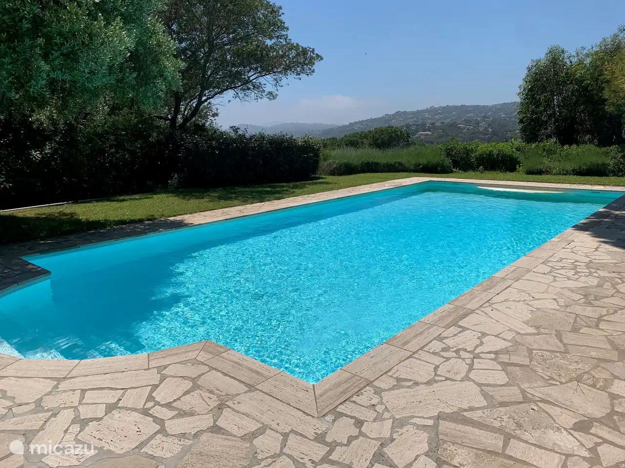 Großer beheizter Salzwasserpool mit Beleuchtung