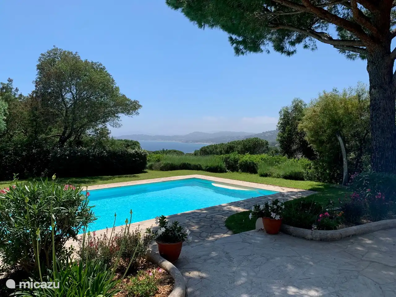 Wunderschöne Aussicht auf das Meer und die Bucht von Saint-Tropez