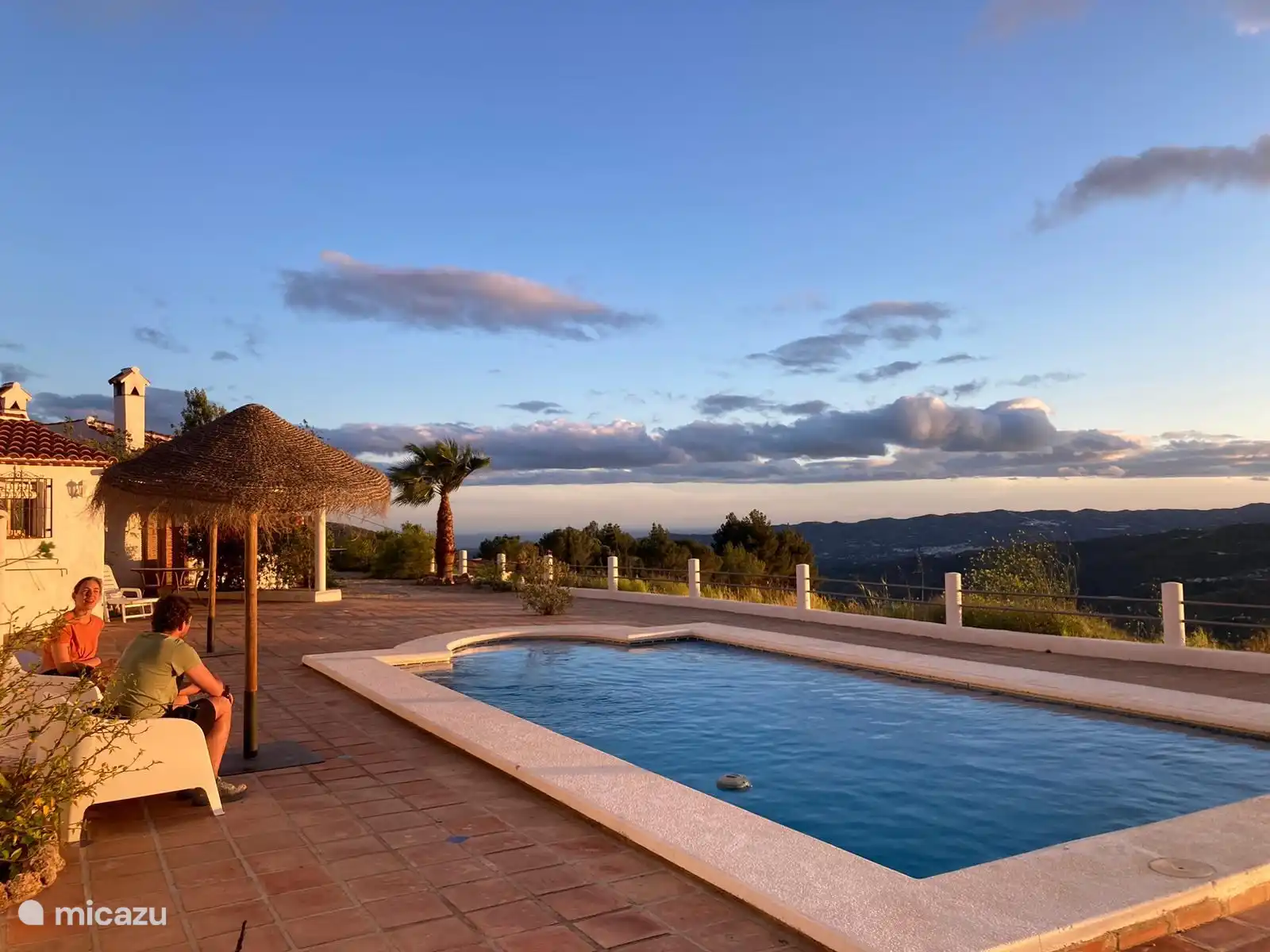 Schwimmbad mit Blick auf das Haus und das Tal