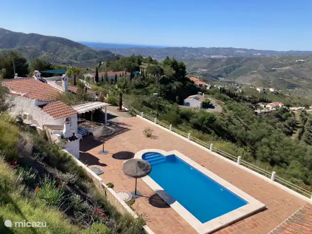 Casa Rustica en España, Andalucía, Canillas de Aceituno - casa vacacional Vista de la casa desde la terraza de la casa superior