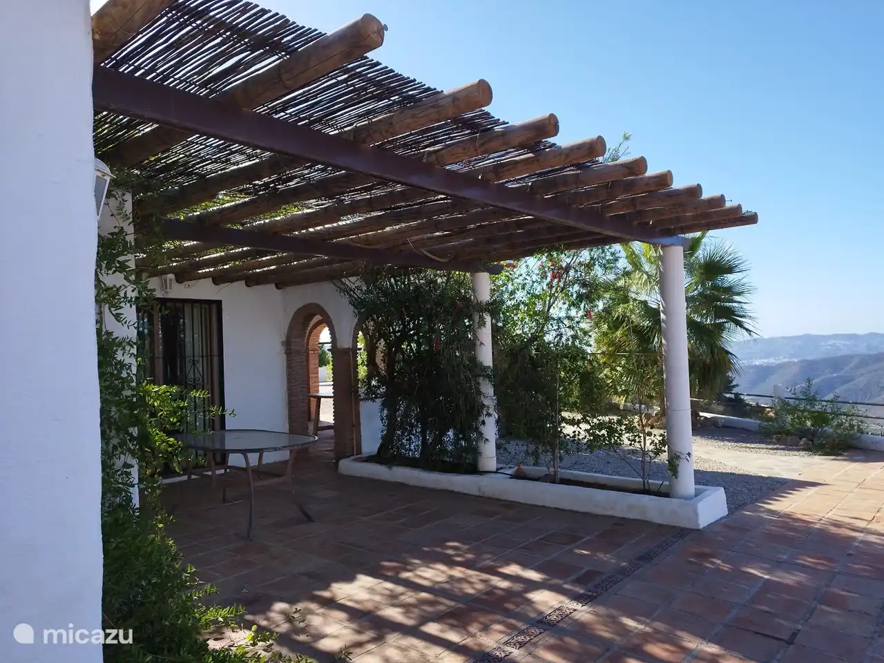 Terrasse mit Blick auf den Pool