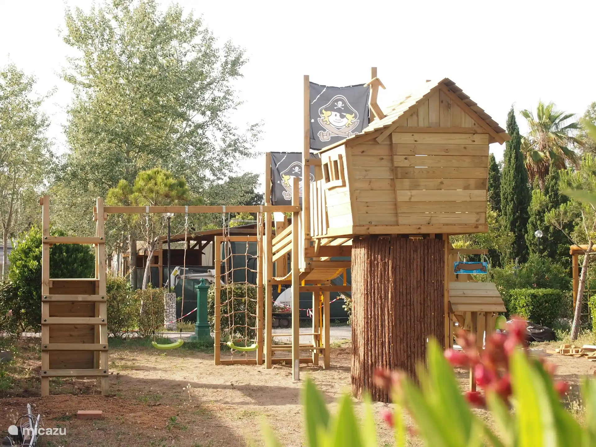 Escape to Tuscany. Stay in our comfortable chalet with swimming pool, beautiful nature and the most beautiful cities such as Lucca, Pisa and Florence a short distance away.