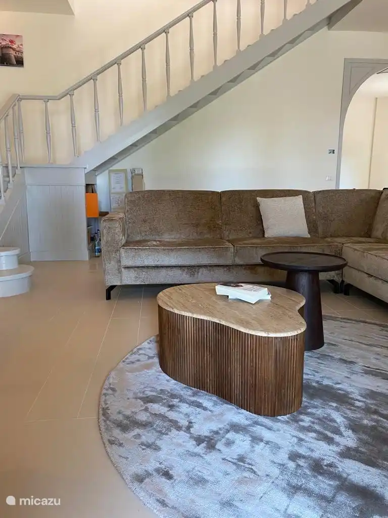 séjour avec escalier menant au 1er étage