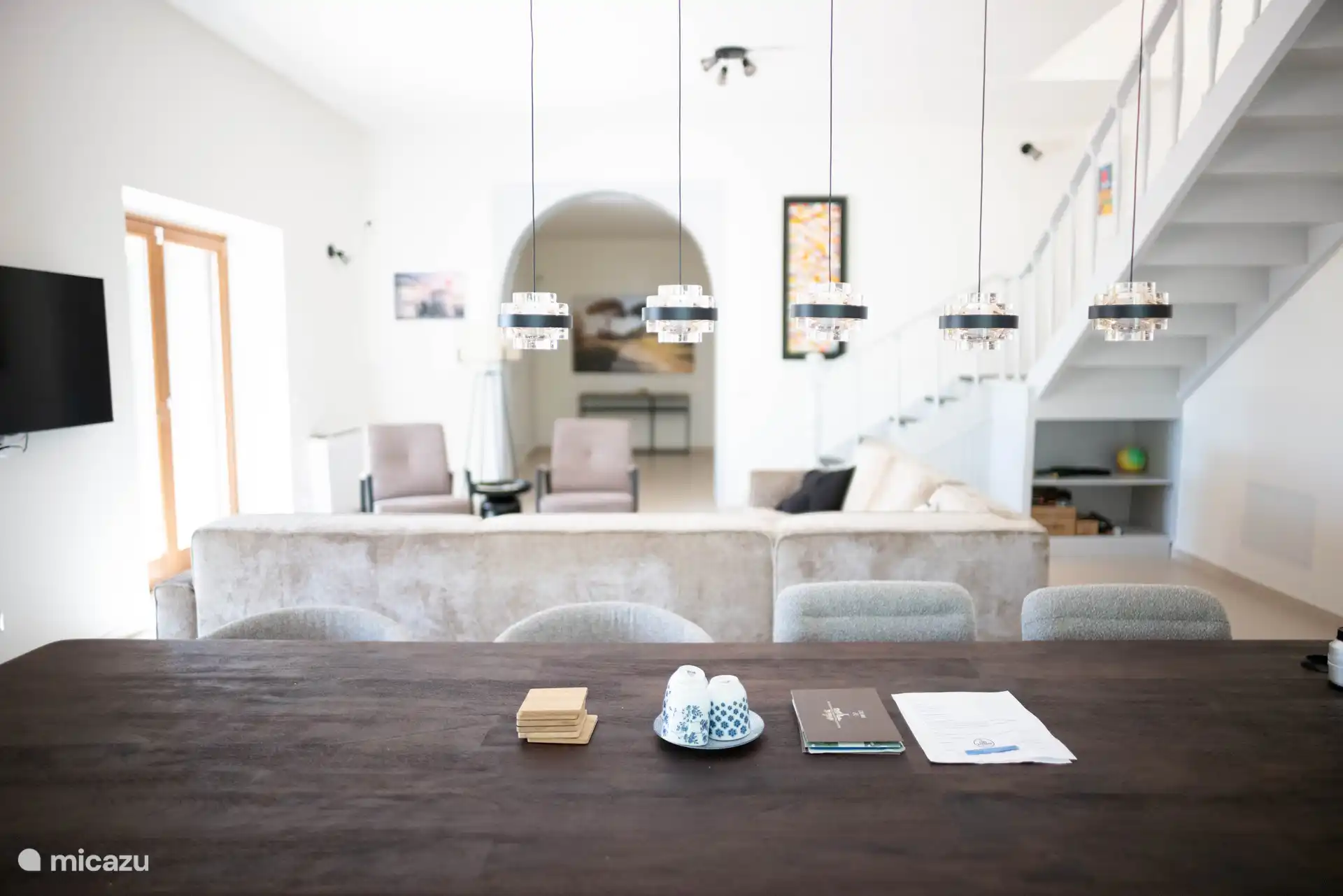 séjour avec escalier menant au 1er étage