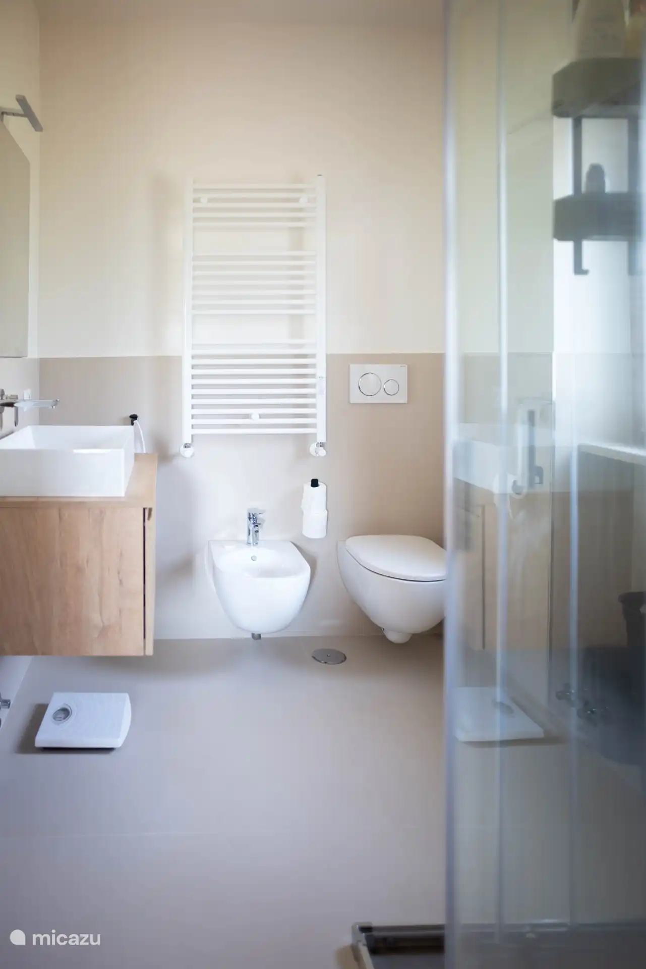 Salle de bain 1. La porte de cette salle de bain ouvre sur le palier et peut être utilisée par les chambres 1 et 4.