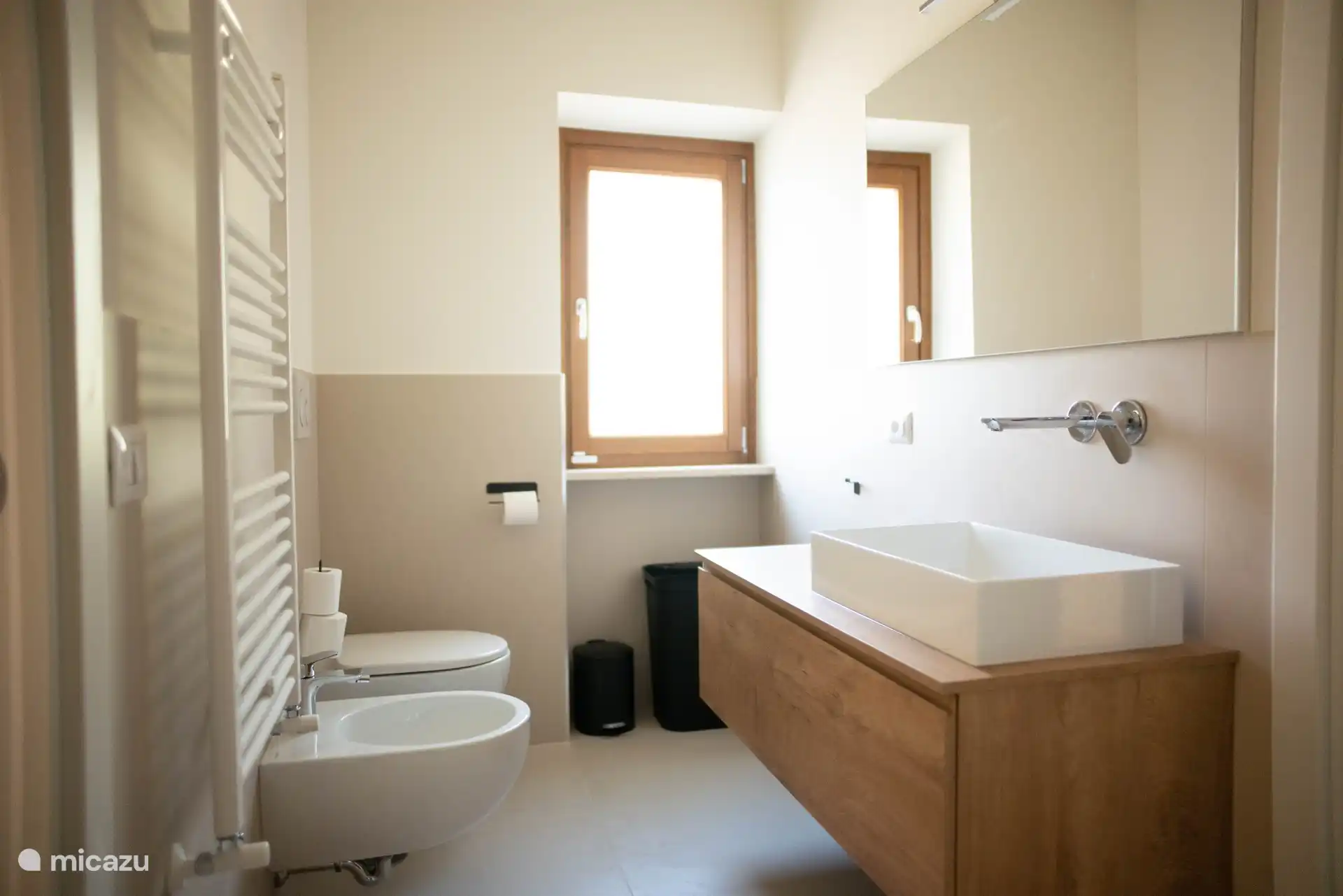 salle de bain 2 avec douche, WC. Cette salle de bain se situe entre les chambres 2 et 3.