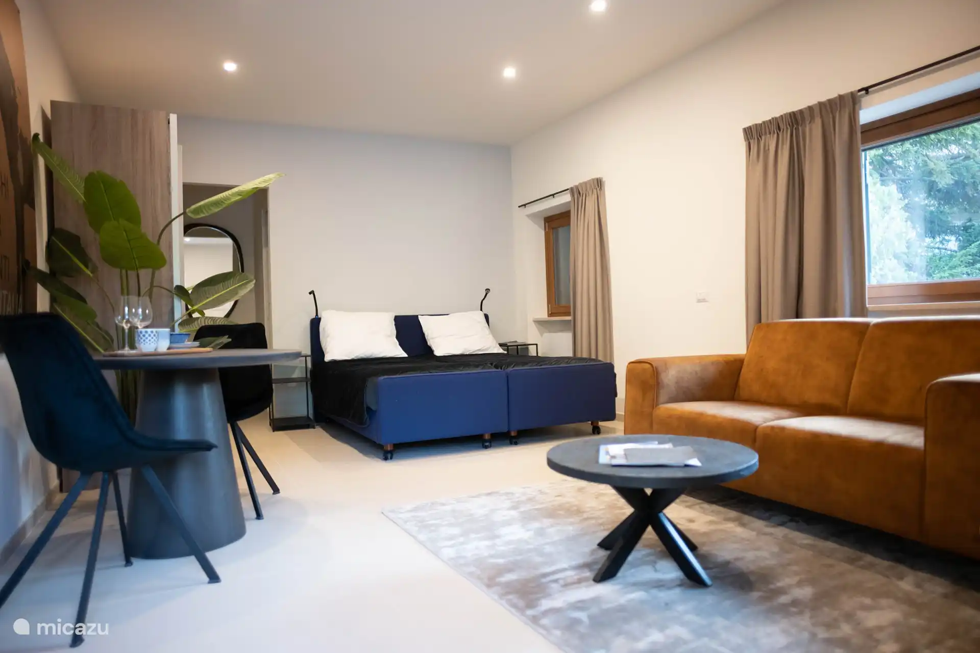 l'appartement. une section séparée est attachée à l'arrière de la maison.