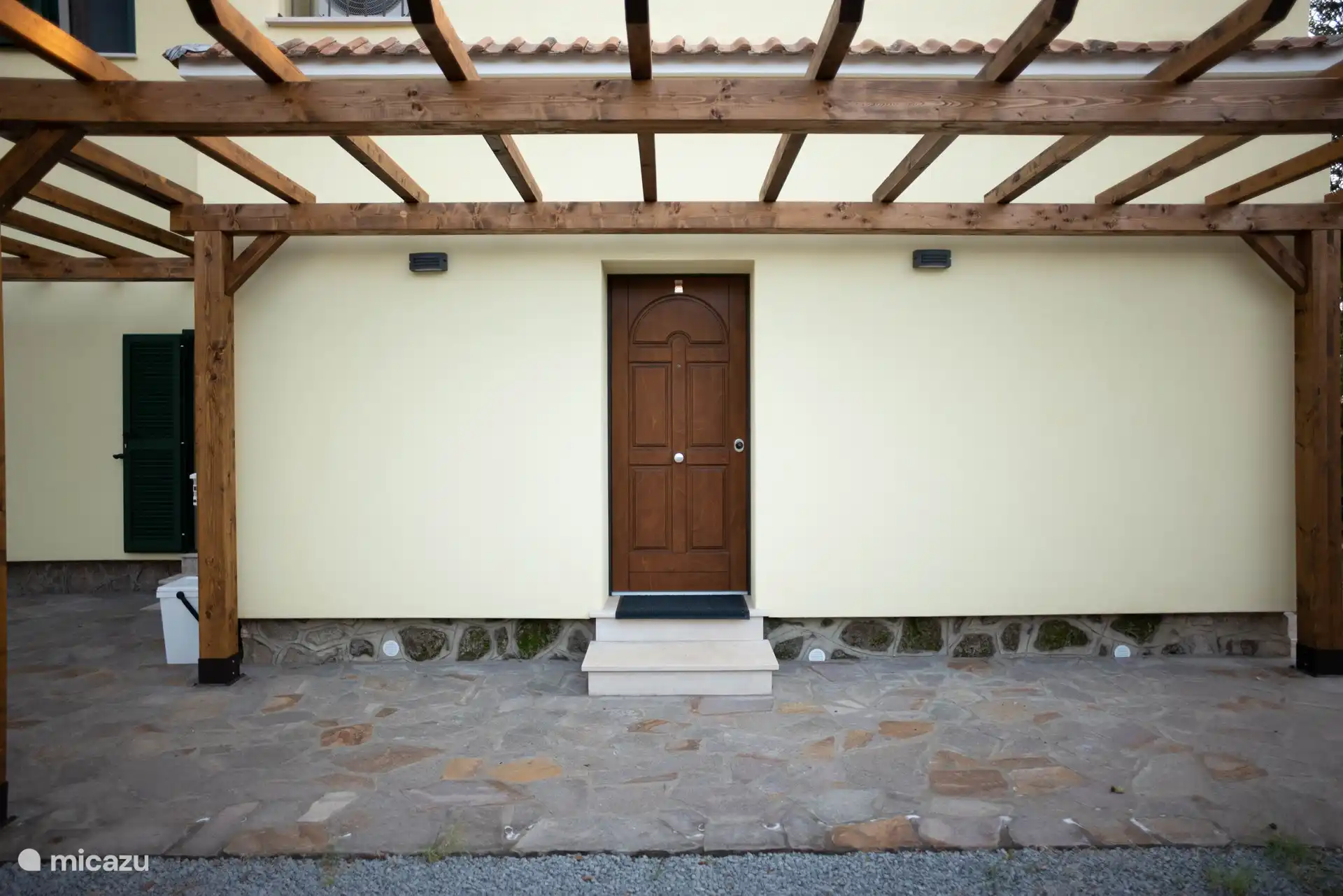 l'entrée de l'appartement, attenante à la maison.
