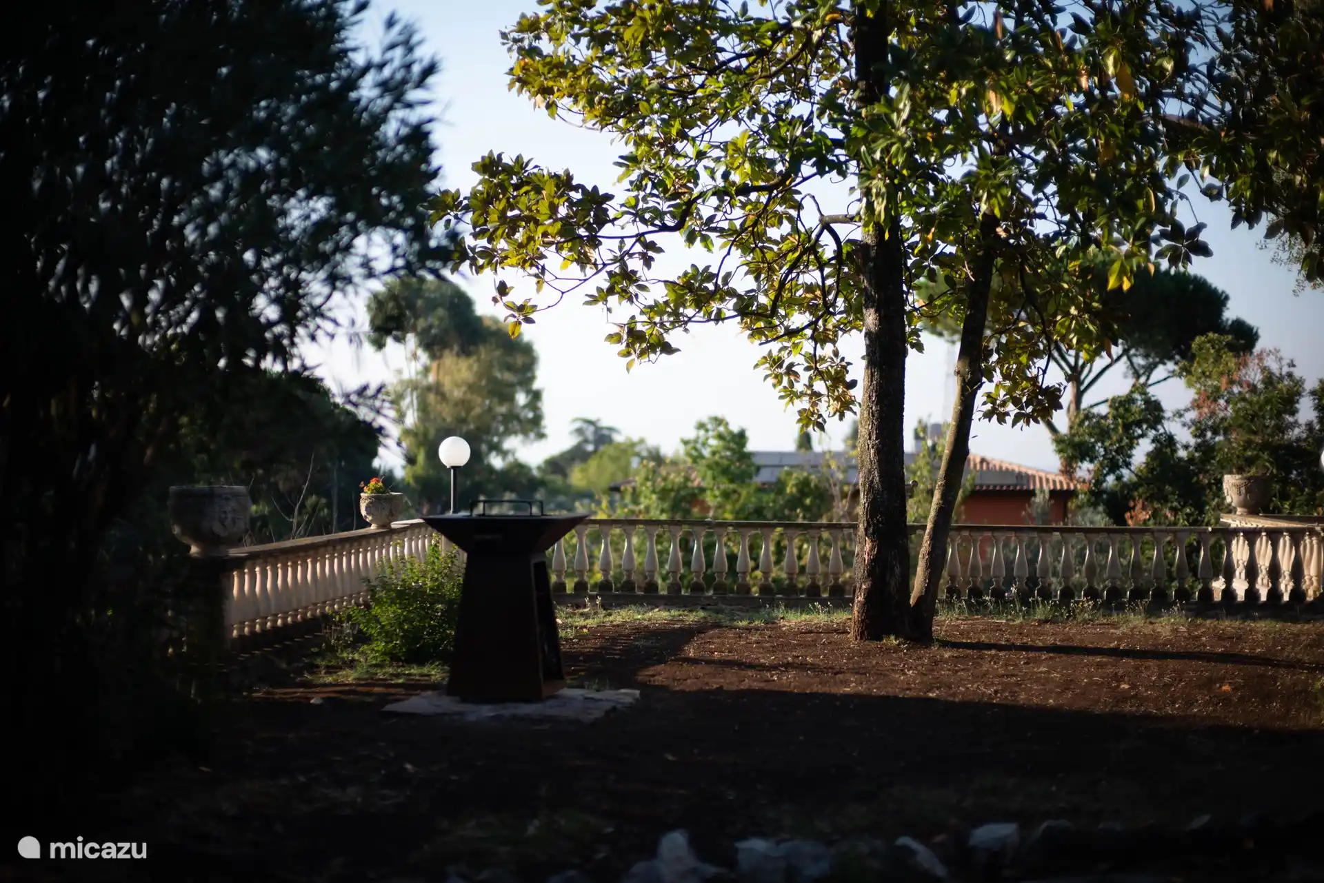 une partie du jardin, à la maison avec BBQ
