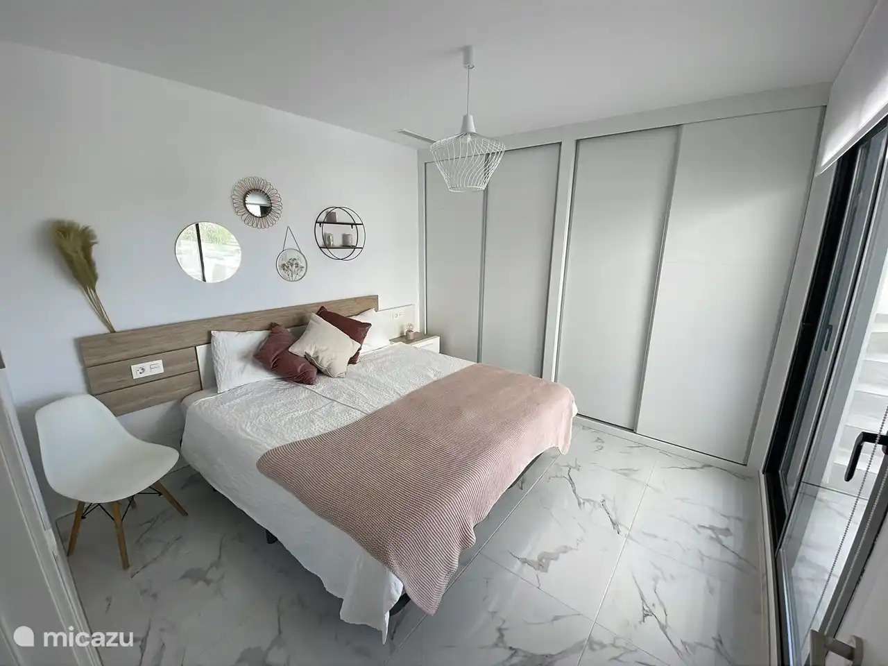 Schlafzimmer im 1. Stock mit Einbauschränken und 2 bequemen großen Betten, die zu einem großen Bett zusammengestellt oder getrennt werden können.