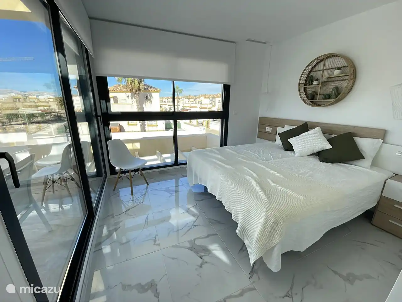 Zweites Schlafzimmer im 1. Stock mit Einbauschränken und 2 bequemen großen Betten, die zu einem großen Bett zusammengestellt oder getrennt werden können.