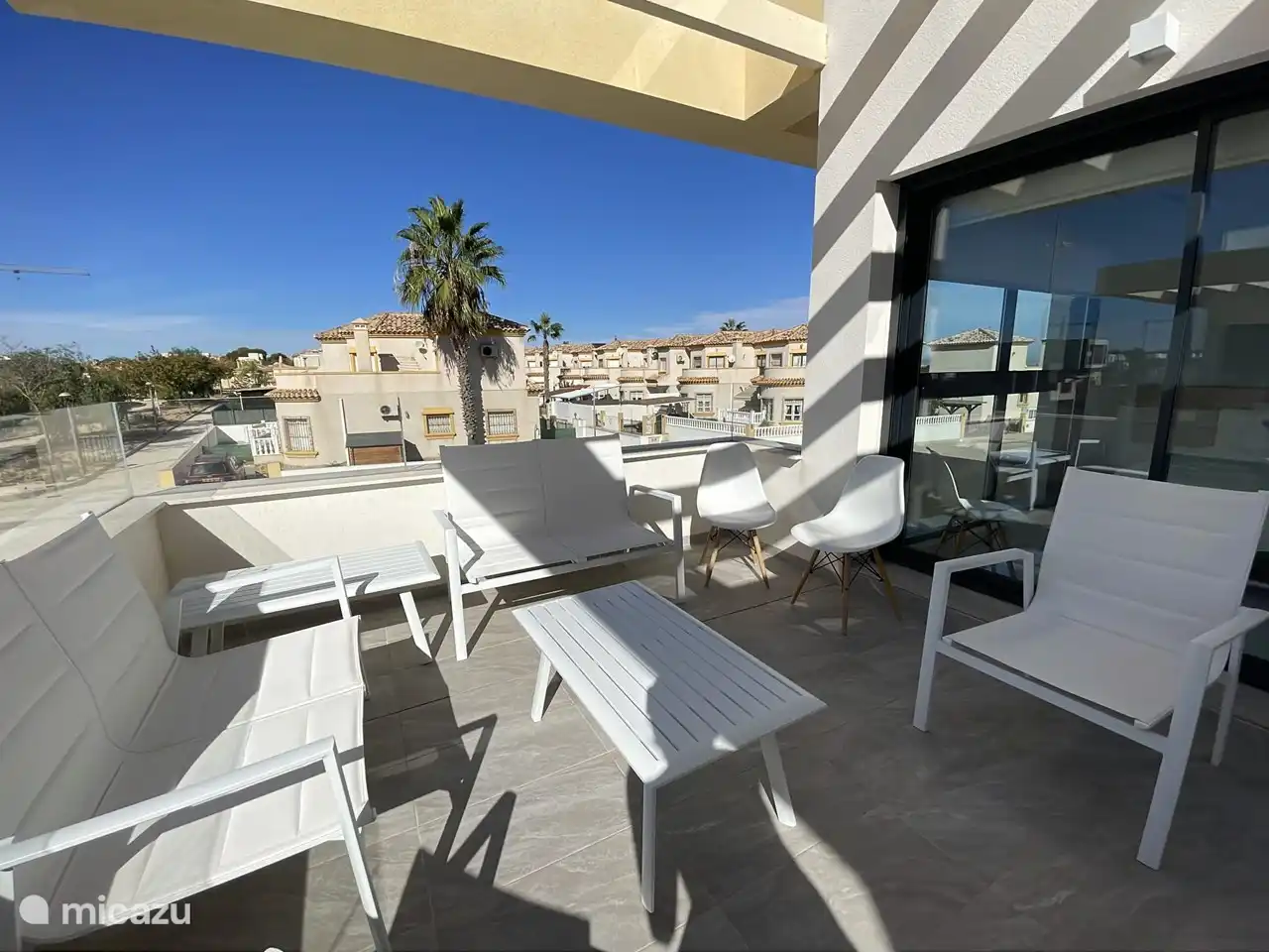 Geräumige Terrasse im 1. Stock mit Lounge-Set (8 Sitzplätze und 2 Tische).