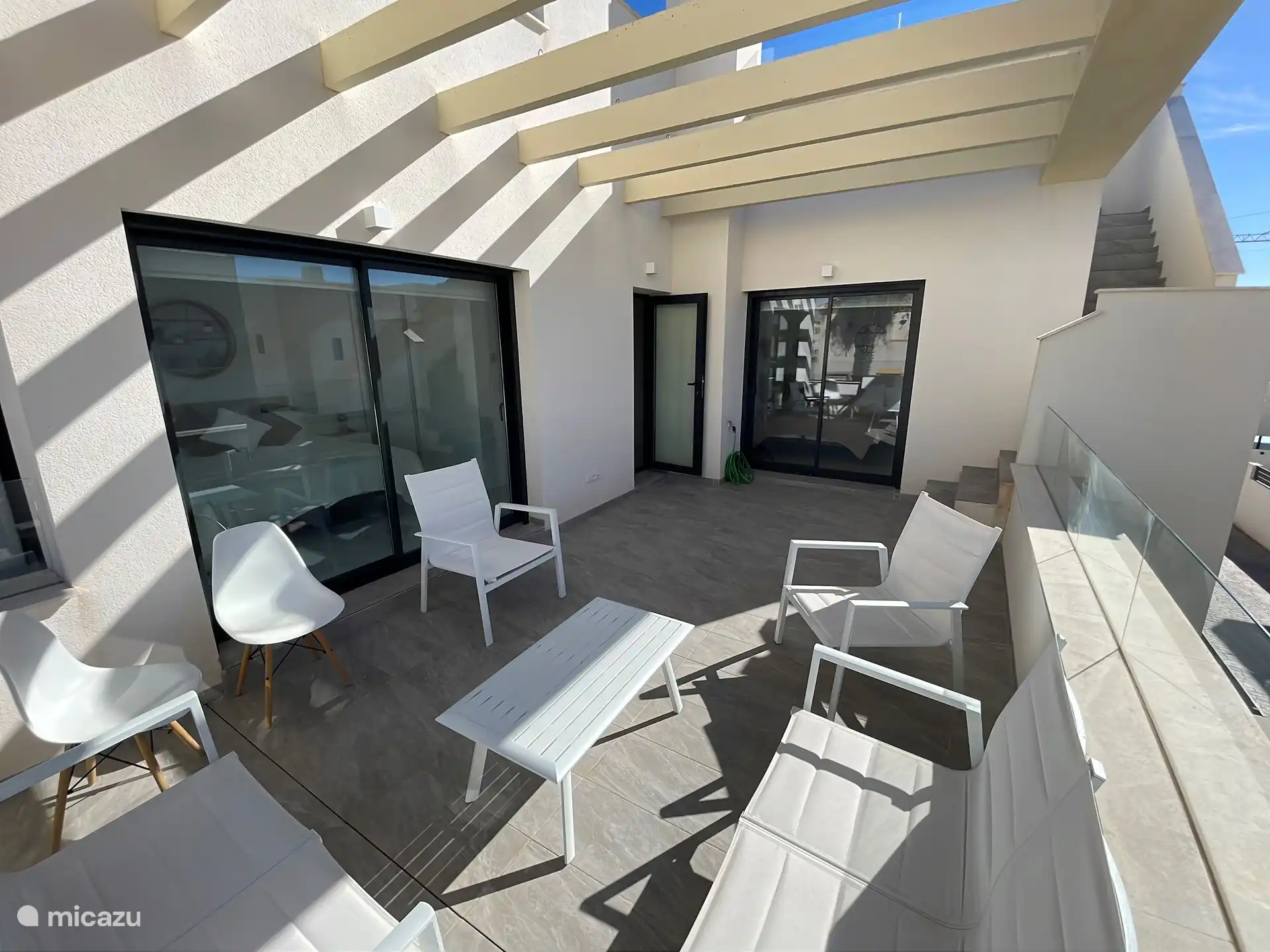 Geräumige Terrasse im 1. Stock mit Lounge-Set (8 Sitzplätze und 2 Tische).