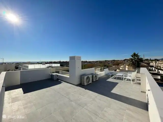 Villa Séréna | Espagne, Costa Blanca, Los Montesinos - villa Solarium sur le toit avec de superbes vues sur le quartier et les environs. Des chaises longues et une table de la terrasse du 1er étage peuvent être utilisées ici.