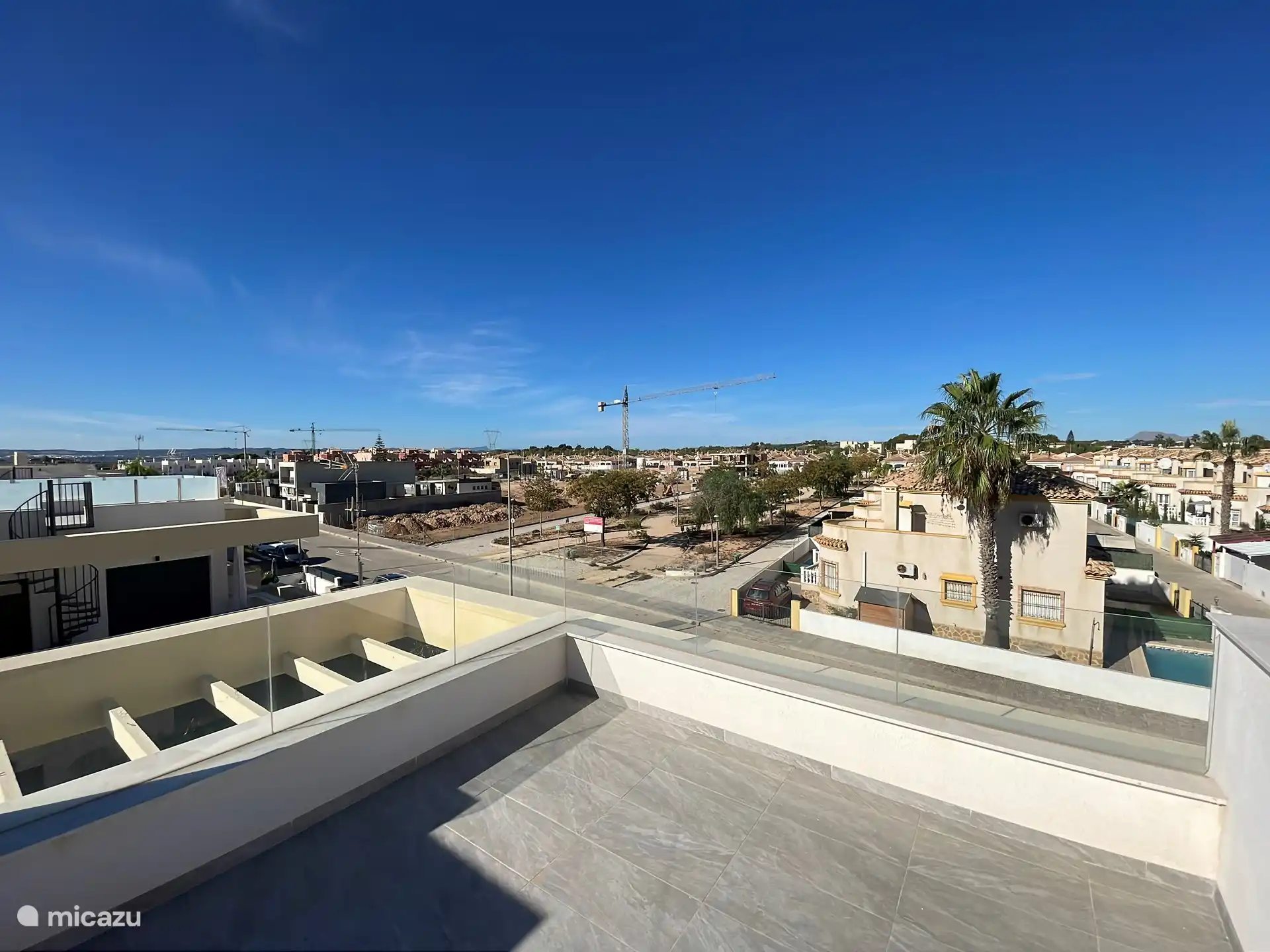 Blick von der Dachterrasse des Zimmers.