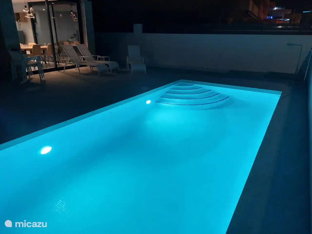 Der Pool bei Nacht. Der Lichtschalter befindet sich im Motorraum des Pools neben der Außendusche. (Bitte ändern Sie nicht die Motoreinstellungen.)