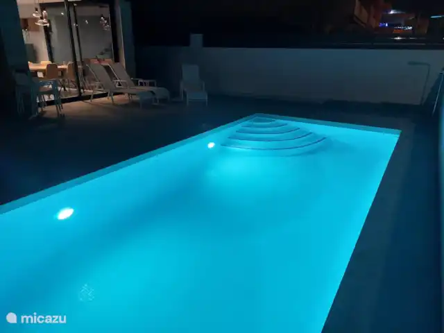 Villa Séréna | Espagne, Costa Blanca, Los Montesinos - villa La piscine la nuit. L'interrupteur d'éclairage se trouve dans l'espace moteur de la piscine, à côté de la douche extérieure. (veuillez ne pas modifier les paramètres du moteur)