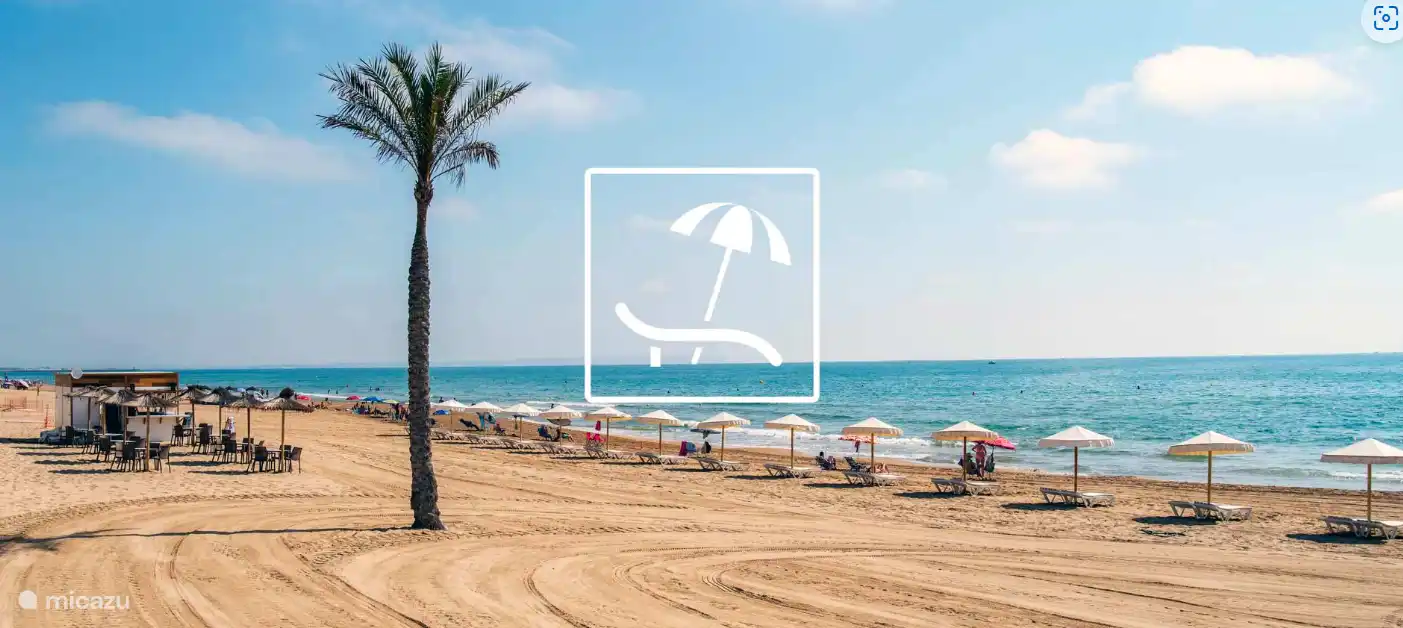 In der Nähe des Strandes von Guardamar mit wunderschönem Sand und Wasser. Selbst in der Hochsaison im Sommer ist der Strand nicht zu überfüllt.