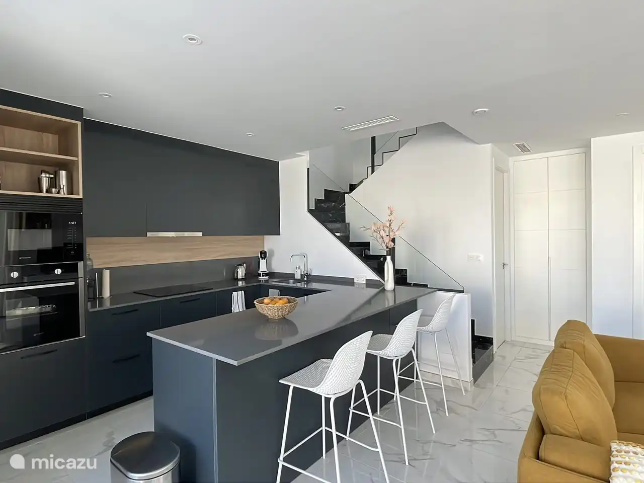 Moderne Küche inklusive Backofen, separater Mikrowelle, Kühlschrank, Geschirrspüler, Kaffeemaschine, Wasserkocher, Toaster und vielen weiteren (elektrischen) Utensilien.