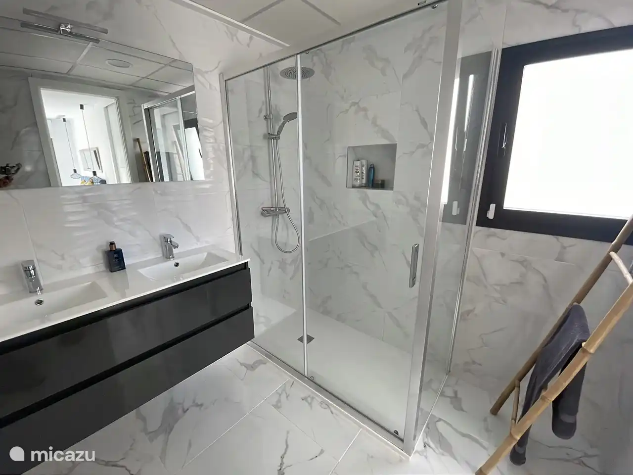 Badezimmer im Erdgeschoss, angeschlossen an das Hauptschlafzimmer