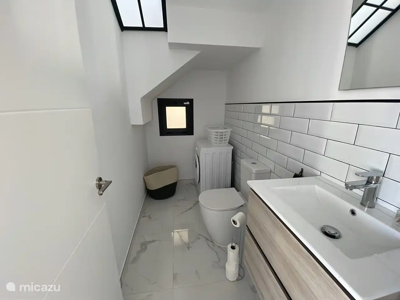 Separates Badezimmer mit Waschmaschine. Vom Wohnzimmer aus zugänglich.