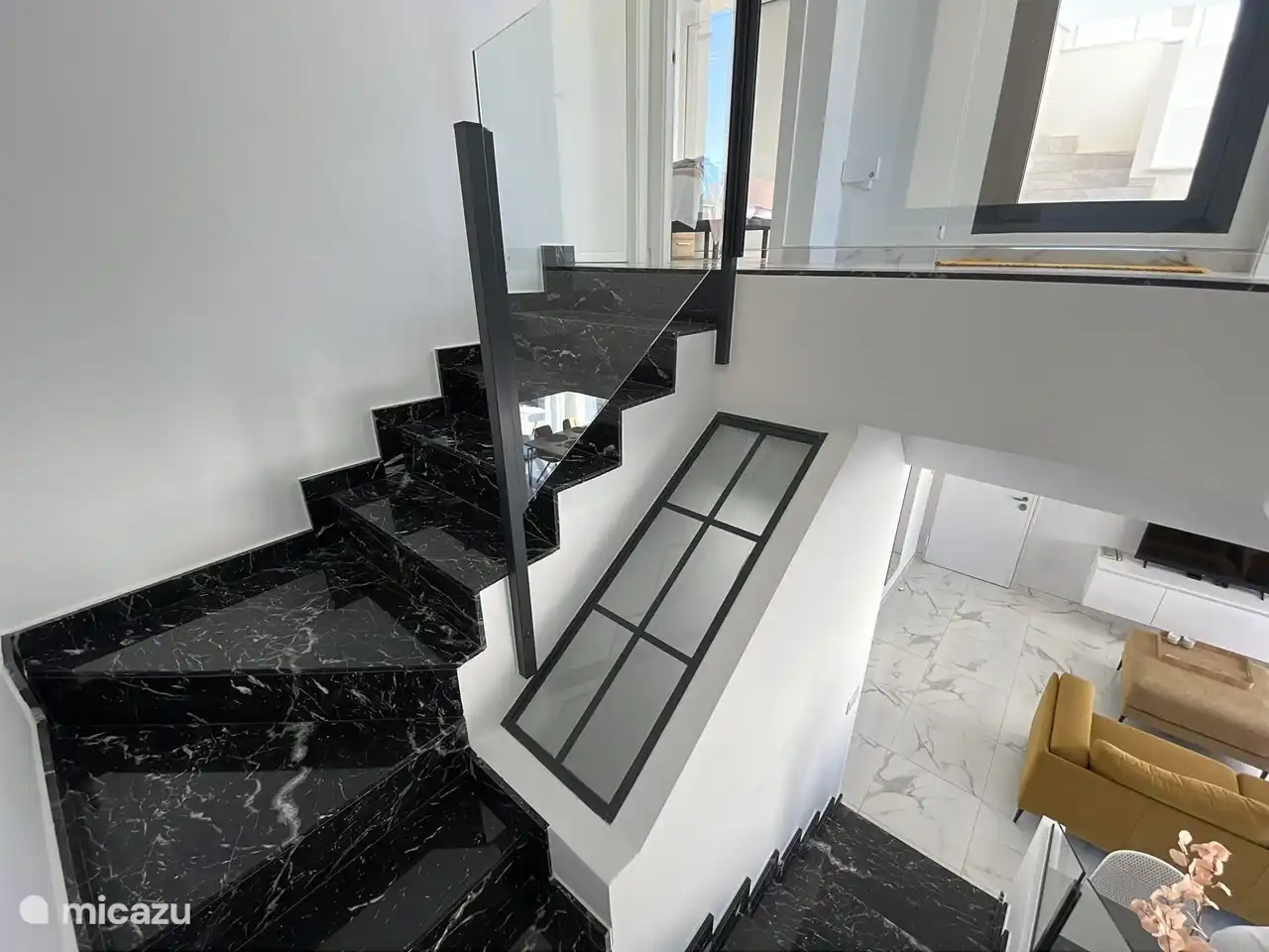 Eine Treppe führt in die 1. Etage, die über 2 Schlafzimmer und 1 Badezimmer verfügt und Zugang zu einer großen Terrasse und einem Wohnbereich bietet.