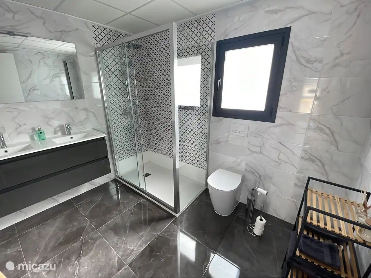 Badezimmer im 1. Stock.