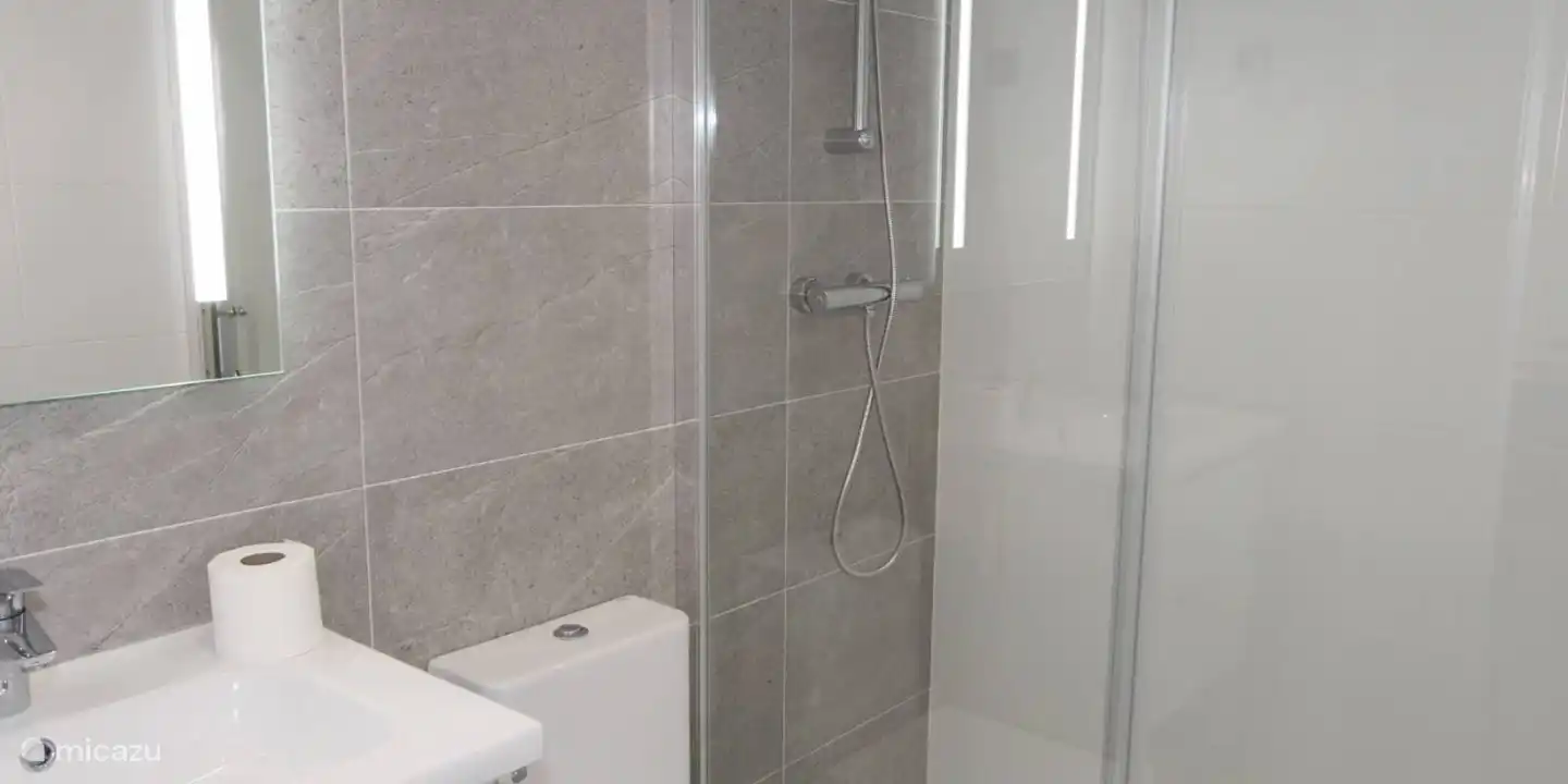 Die Wohnung verfügt über 2 Badezimmer