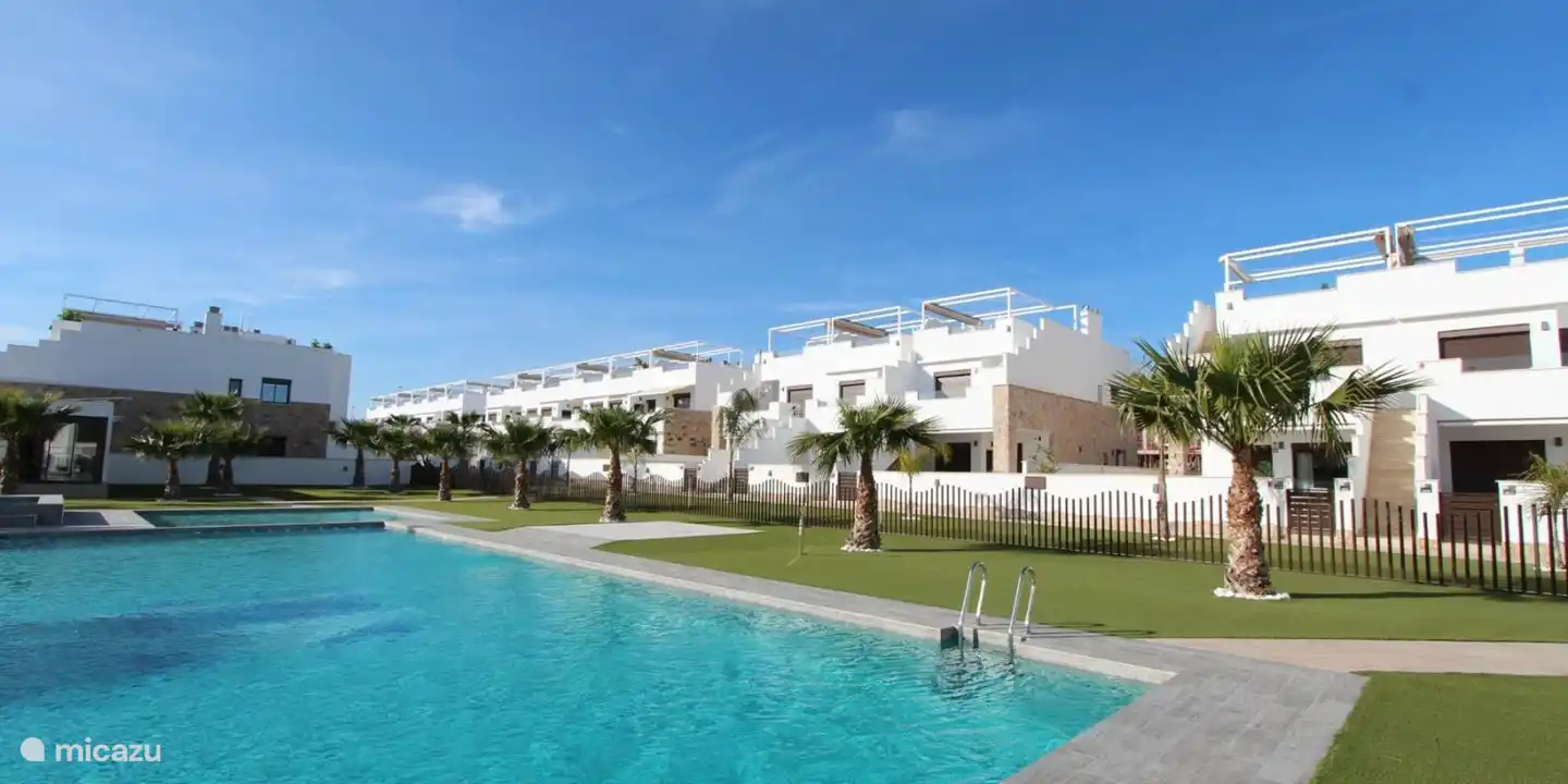 Schwimmbad mit Whirlpool.