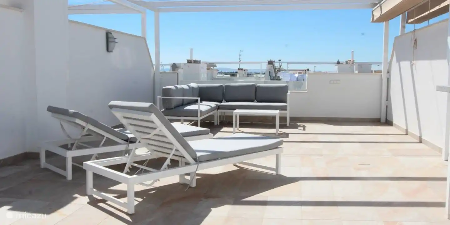 Ein großes Solarium mit Sonnenliegen