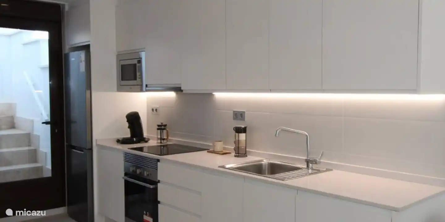 Küche und Tür zum Solarium. Die Kaffeemaschine ist ein Dolce Gusto.